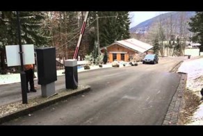 Lamborghini против шлагбаума