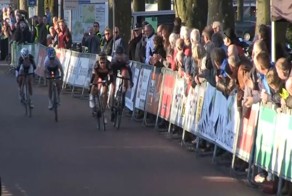 Зритель сбил участницу велогонки в Нидерландах перед финишем