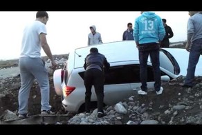 Вот что бывает когда девушка за рулем