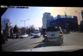 Баба за рулем исполняет