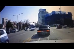 Девушка за рулем исполняет