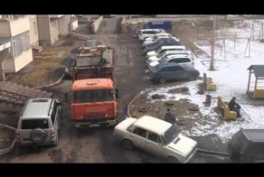 Водитель мусоровоза разрулил ситуацию во дворе по своему