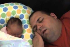 Папа и дочка спят одинаково