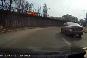 Лексус прижал автора к обочине