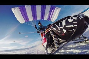 Невероятный прыжок на снегоходе с парапланом