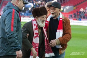 Старик и поле. Фанаты «Спартака» исполнили мечту 102-летнего болельщик