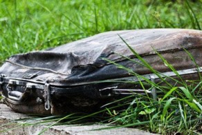 Девушка нашла старый чемодан в парке