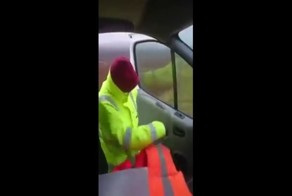 Шотландец пытается закрыть дверь автомобиля во время штормового ветра