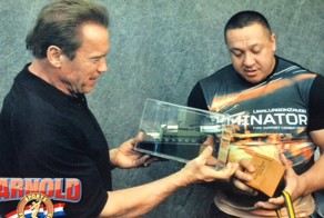 Уралвагонзавод подарил Арнольду Шварценеггеру танк T-90С