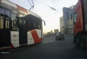 Авария дня 1881. Трамвай сошёл с рельсов после столкновения с грузовиком