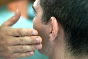 Студент получил оплеуху от преподавателя за требование «учить на мове»