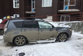 Сошедшая с крыши снежная лавина раздавила Mitsibishi
