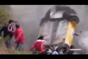 Спорткар вылетел с трассы прямо на зрителей