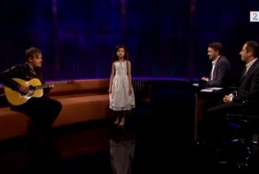 Семилетняя девочка поет песню Фрэнка Синатры "Fly Me To The Moon"