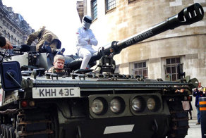 Сторонники Кларксона приехали к Би-би-си на танке