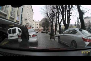 Таксист пнул женщину