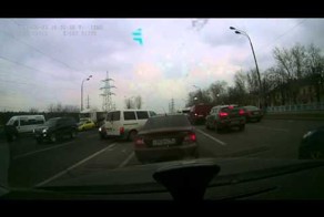 Водитель микроавтобуса решил развернуться
