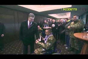 Порошенко подарил мяч безногому инвалиду 