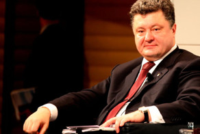 Пьяный Порошенко подарил мяч безногому инвалиду   