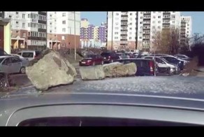 Неправильно припаркованная машина с камнем на крыше
