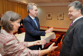 Украина. Туземцы не ослушаются белого господина.