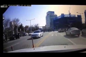 Так на дороге везет только бабам и дуракам