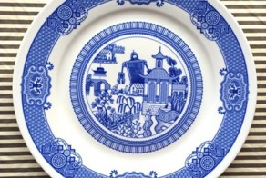 Тарелки с нескучной росписью