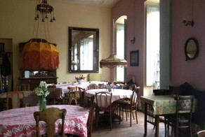 Собака бывает кусачей, если ее не пускать с хозяином в кафе 