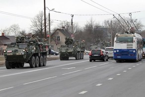 Жители Риги назвали американских военных оккупантами