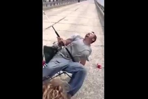 Или ветер сильный, или рыбак в хлам