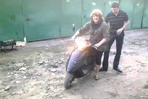 Разрешил девушке покататься на мопеде...