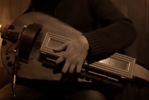 "Чёрный ворон" на колёсной лире