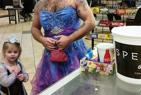 Дядя отправился с племянницей в кино