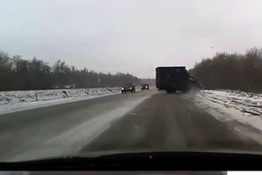 Газель на трассе ушла в занос. Зима она такая