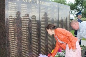 Белгородец на свои деньги установил в родном селе памятник защитникам