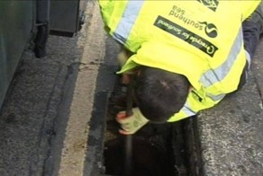 Нашел клад в канализационном люке