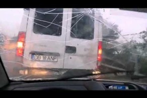 Град крушит машины