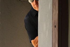 Дастин Хоффман продемонстрировал папарацци свое умение «играть в прятки»