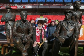 Футболисты «Спартака» передали 500 тысяч рублей 102-летнему болельщику