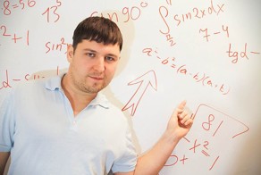 Андрей Андреев из Новосибирска бесплатно обучает школьников математике