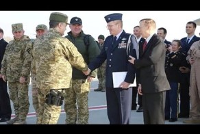 Цирк от Порошенко. С пистолетом встречать хозяев из США