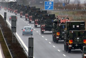 Власти Чехии запретили гражданам кидать овощи в военный конвой НАТО