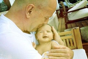 Звезды и их новорожденные малыши: трогательные фото