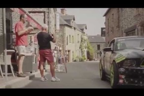 850 сильный Mustang веселится во Франции