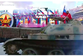 Пророссийский рестлер приехал на бой на танке