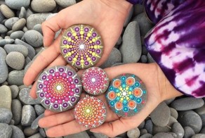 Яркие узоры на гальке