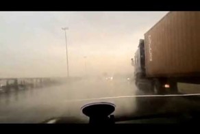 Беспредел на скользкой дороге легковушек и фуры ДТП 24 03 2015