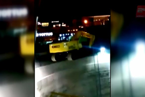 В Чили экскаватор упал в котлован 