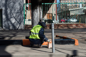 В Москве появляются бордюры, выполненные в цветах георгиевской ленты