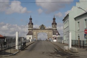 Как живет единственный в России дом, окруженный границами 